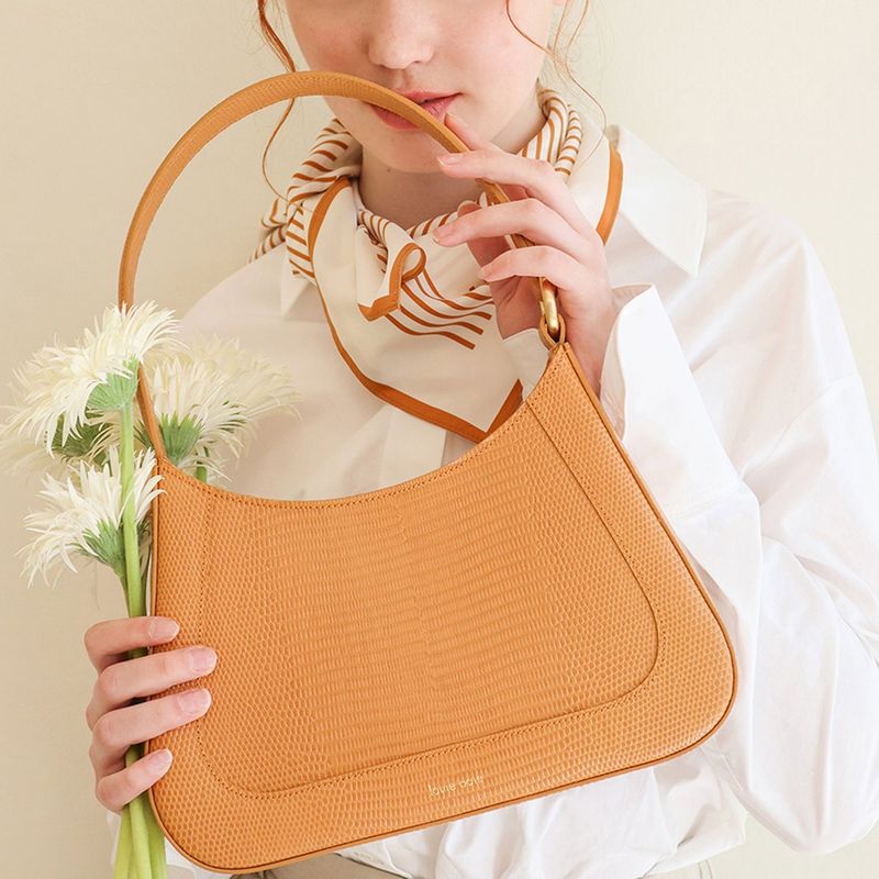 louie ooie(ルイウイ)の「julie bag - toffeenut embo(Bags)」