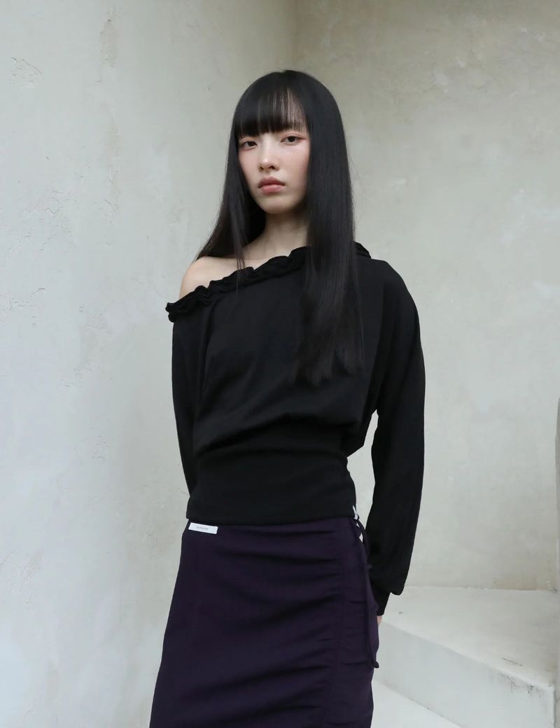 UGLYSHADOW（アグリーシャドウ）の「オフショルダー ラッフル トップ(BLACK)（トップス）」