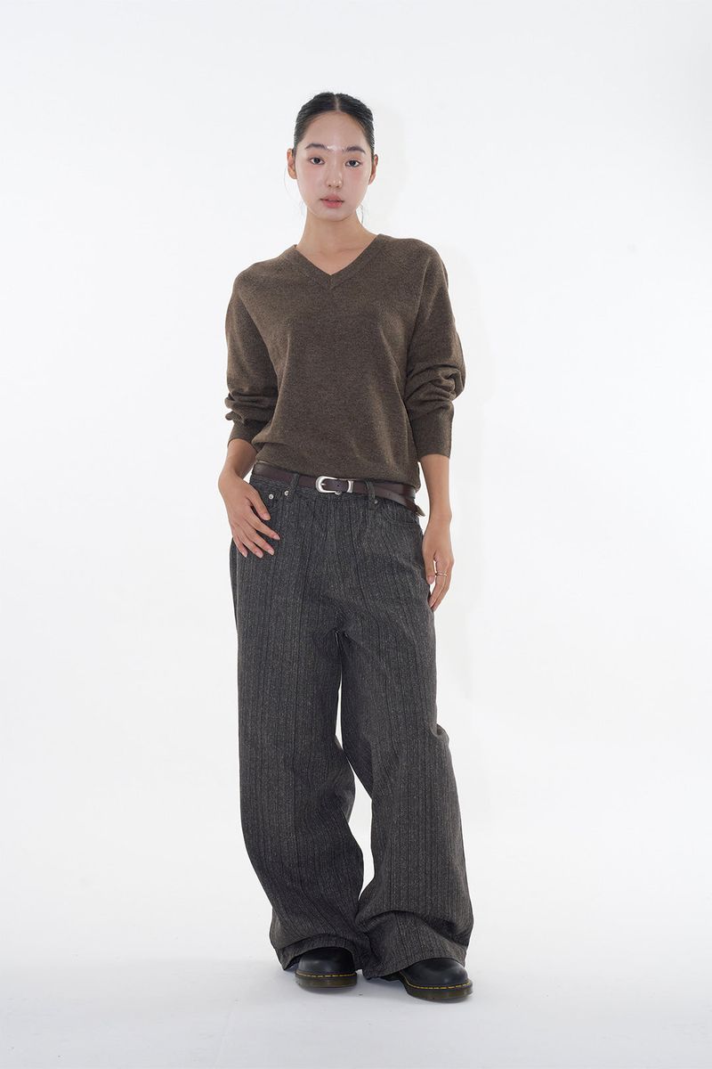 Sober wool v-neck knit