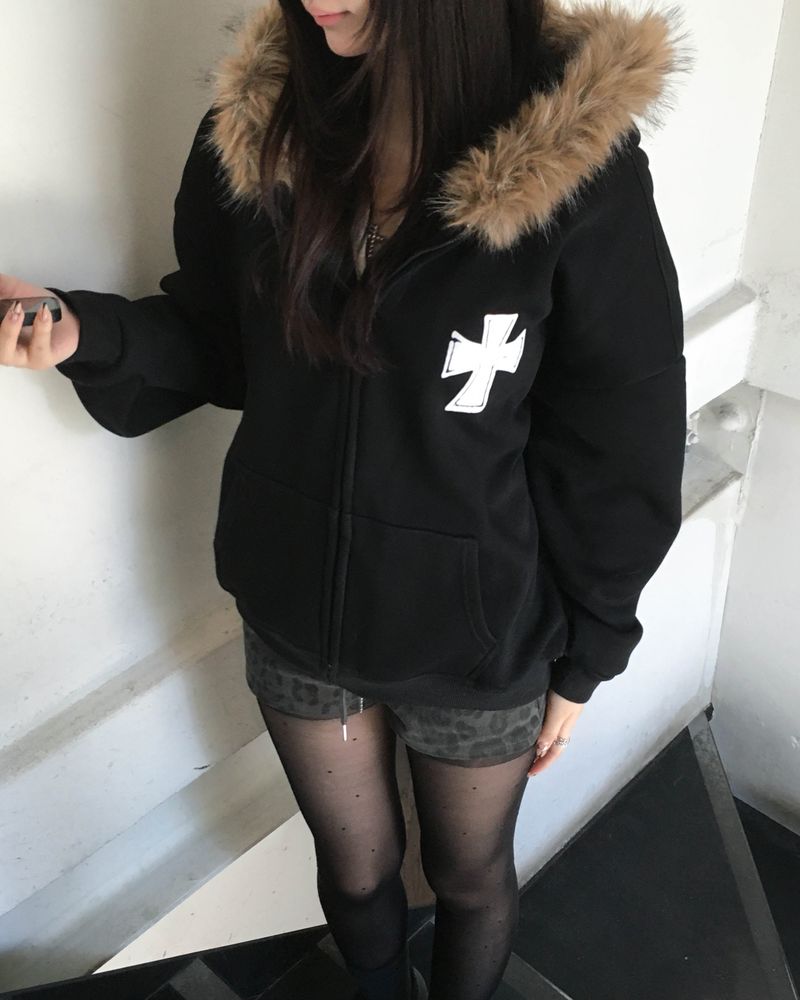 Cross fur hood jumper