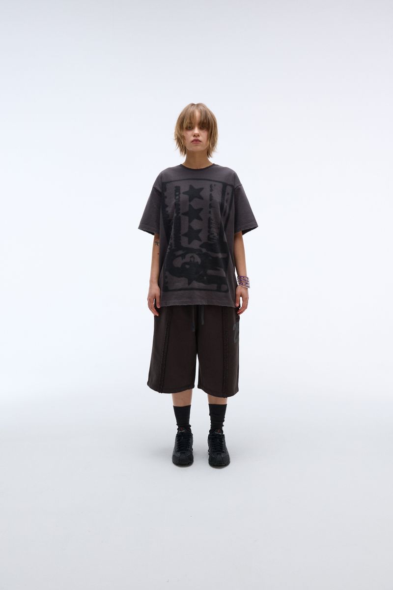 ER(EEERRR)（イーアール）の「ウィークエンドウォリアータイポグラフィープリントウォッシングショートパンツ (チャコール)（パンツ）」