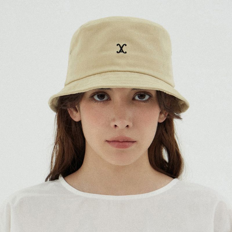 VARZAR（バザール）の「VA カーブロゴ ショート バイザー バケットハット     / Beige（帽子）」