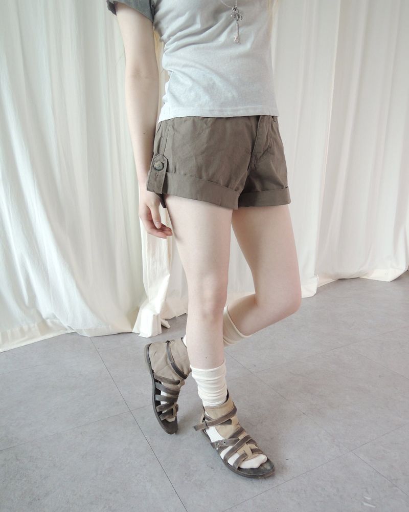 TAUPE ROLL-UP SHORT PANTS