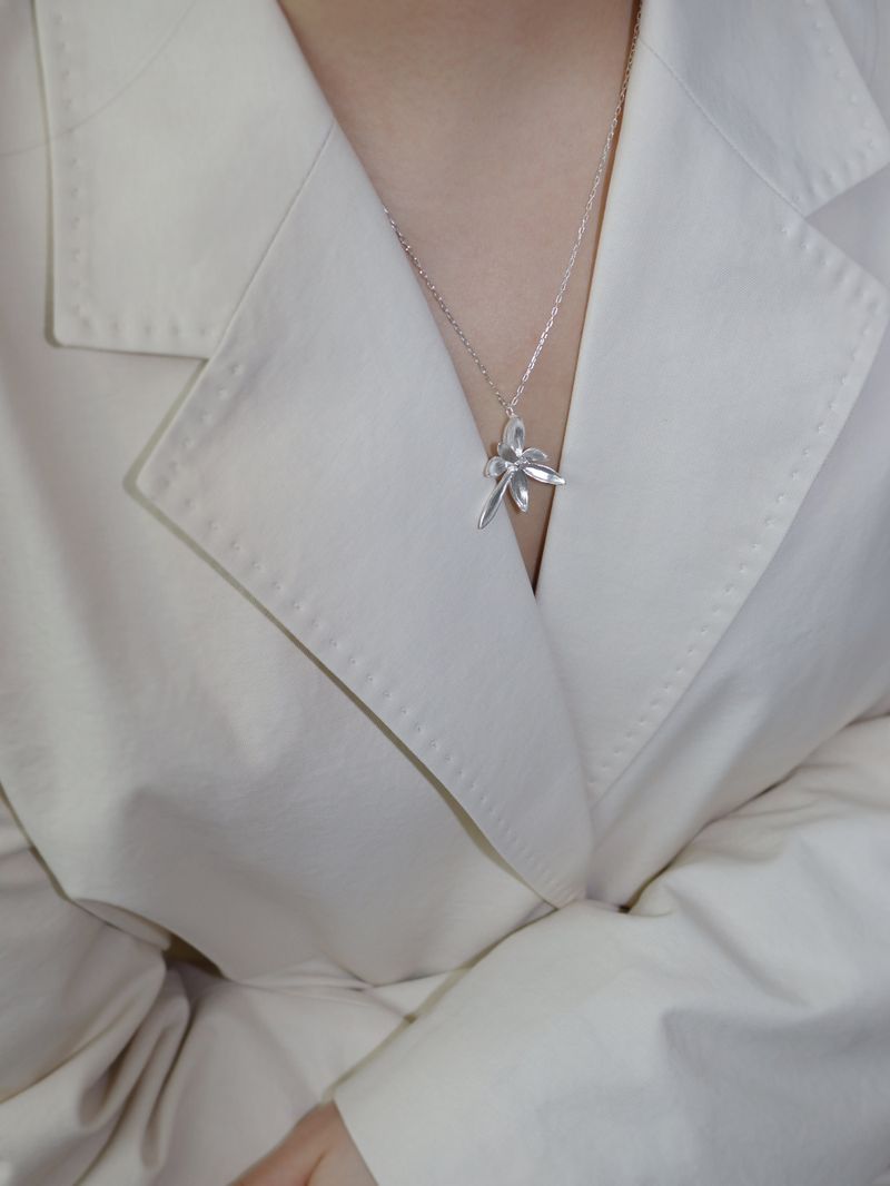 FLOWER NECKLACE (Medium)