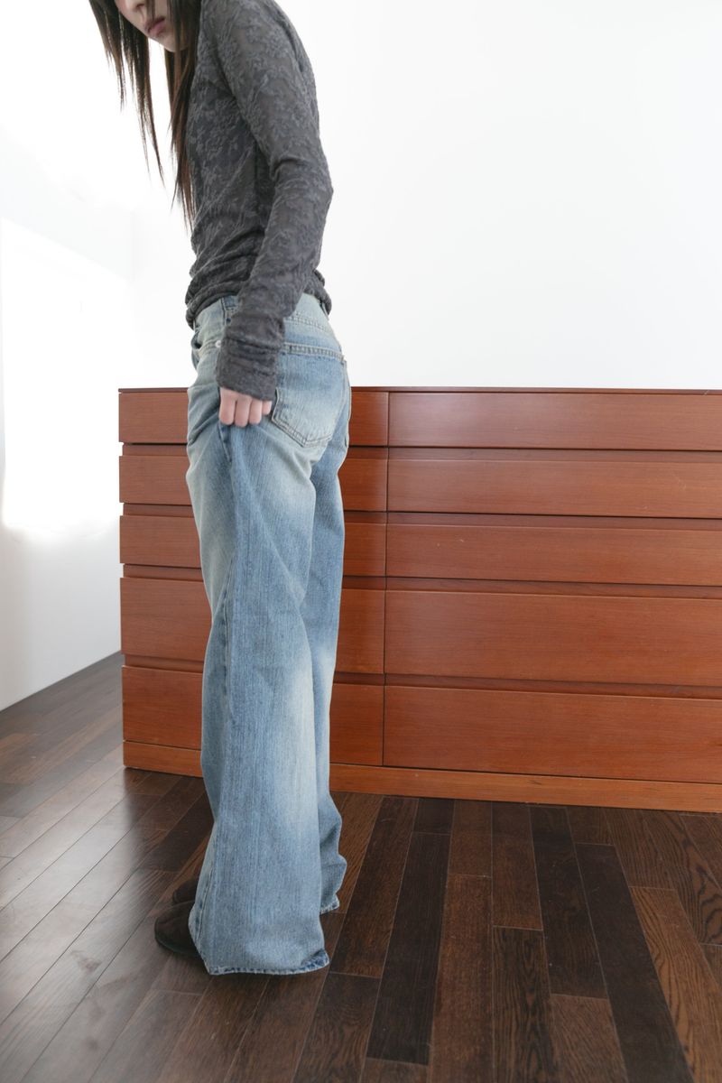 omoosoohy（オムスヒ）の「セミブーツカットミドルライズジーンズ (S-L)（パンツ）」
