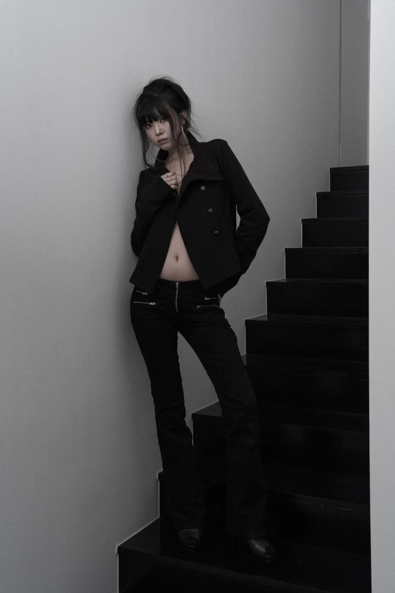 [label] antique emblem high-neck crop jacket (black)
