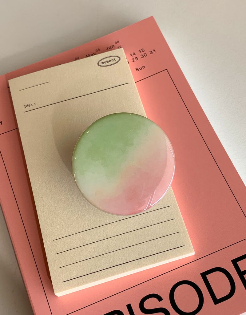 Mint Moment（ミントモーメント）の「[MADE]マッチャストロベリー エポキシ MagSafe対応 スマホグリップ（Smartphone Accessories）」