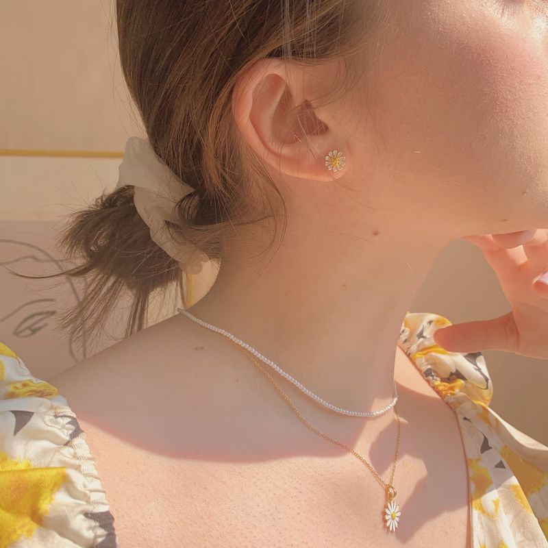 Jeanne Daisy and Pearl Necklace Set