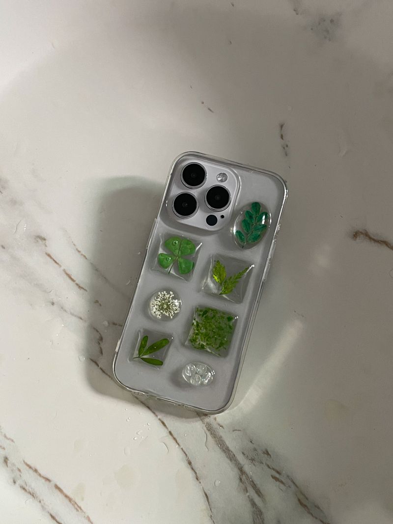  [made] Plant Book Clover Leaf Phone Case