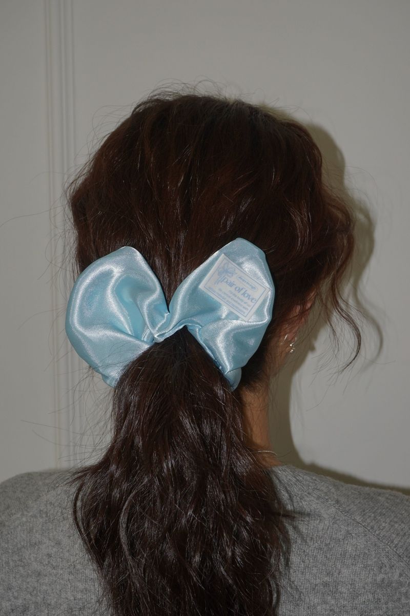 SATIN HEART SCRUNCHIE (ICE BLUE)