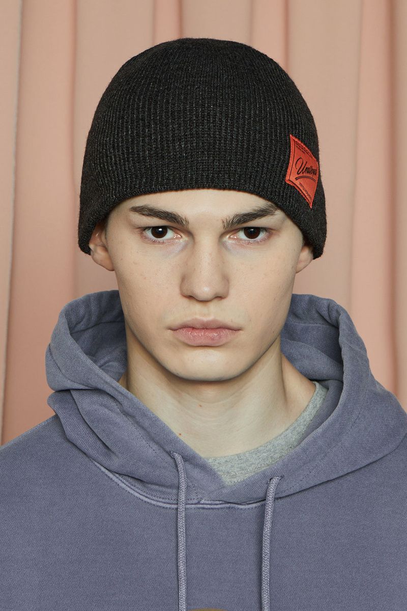 LOGO LABEL BEANIE / CHARCOAL