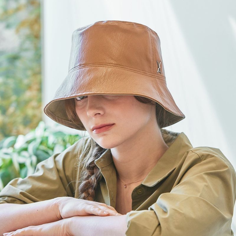VA Cubic Stud Veganleather Drop Bucket Hat / Camel