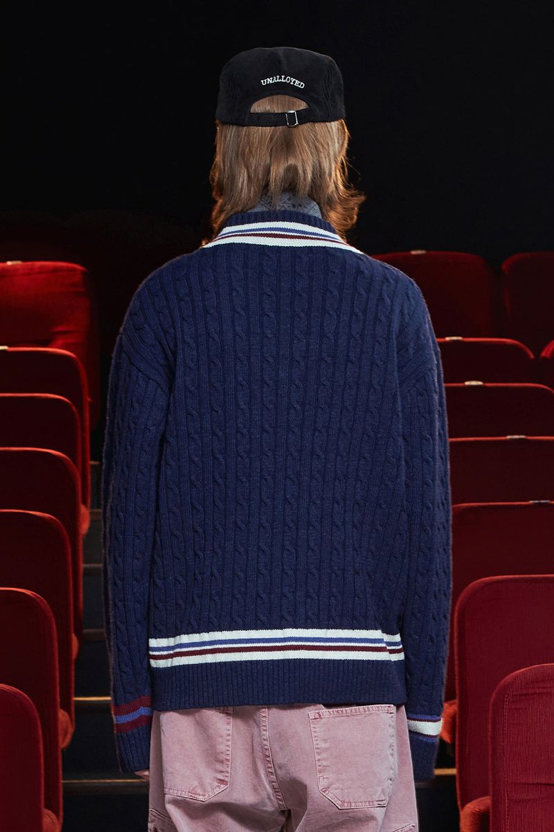 CABLE V NECK CRICKET KNIT / NAVY