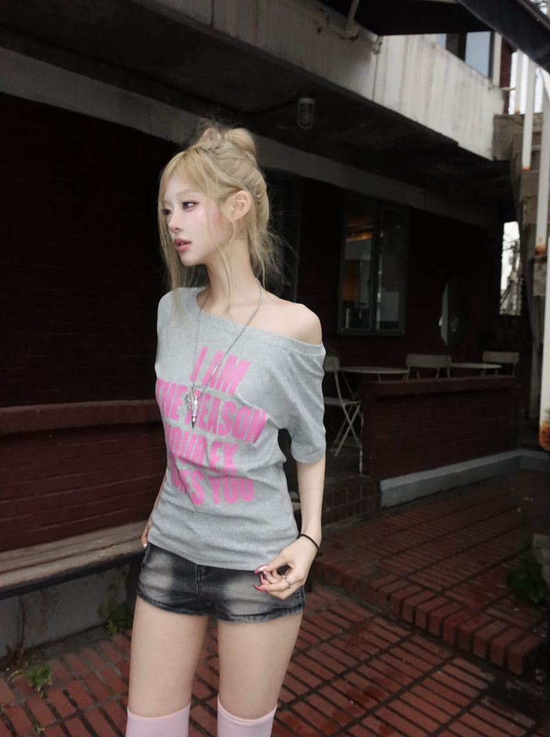 Birthdayeve(バースデーイブ)の「Y2K Pink Lettering One-Shoulder T(Tops)」