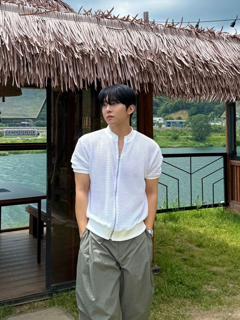 Half-neck punching zip-up cardigan