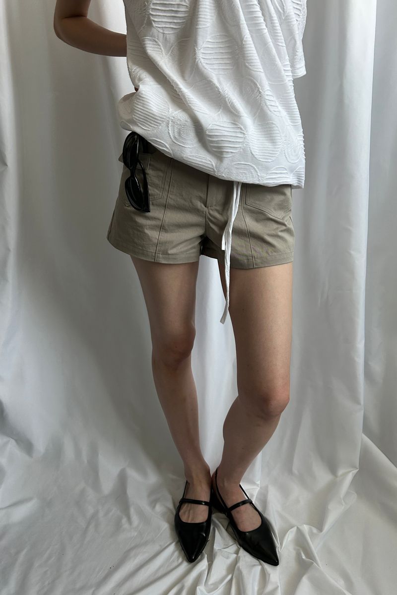 LOW POCKET SHORTS [Beige]