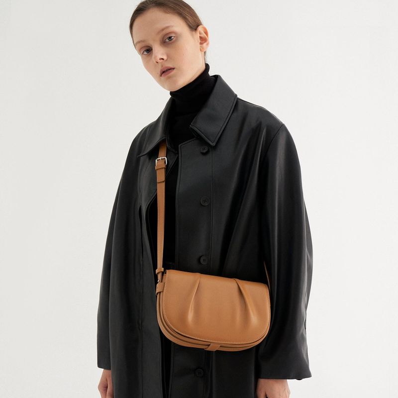 MUNIER（ミュニエ）の「PLEATS FLAP BAG_CARAMEL（Bags）」