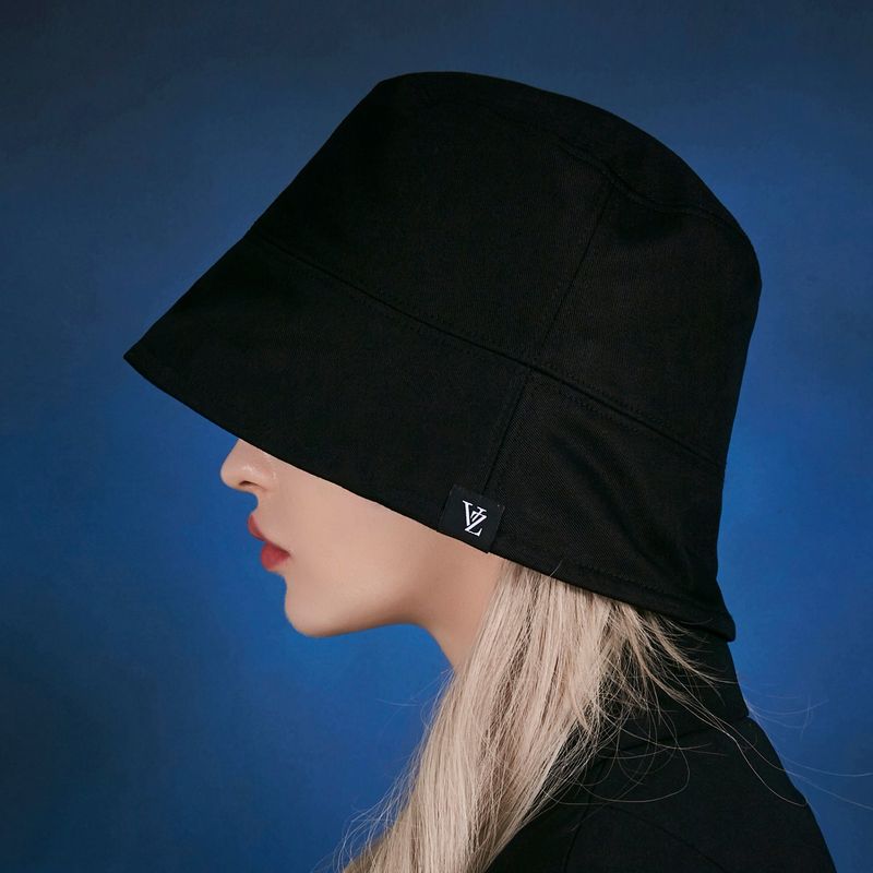 VARZAR（バザール）の「Label drop over fit bucket hat BLACK（Hats）」