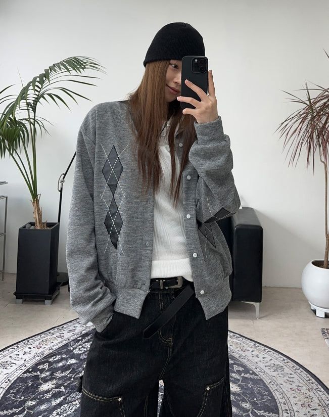 SATIIIZ(サティーズ)の「Scent Leather Patch Argyle Cardigan(Tops)」