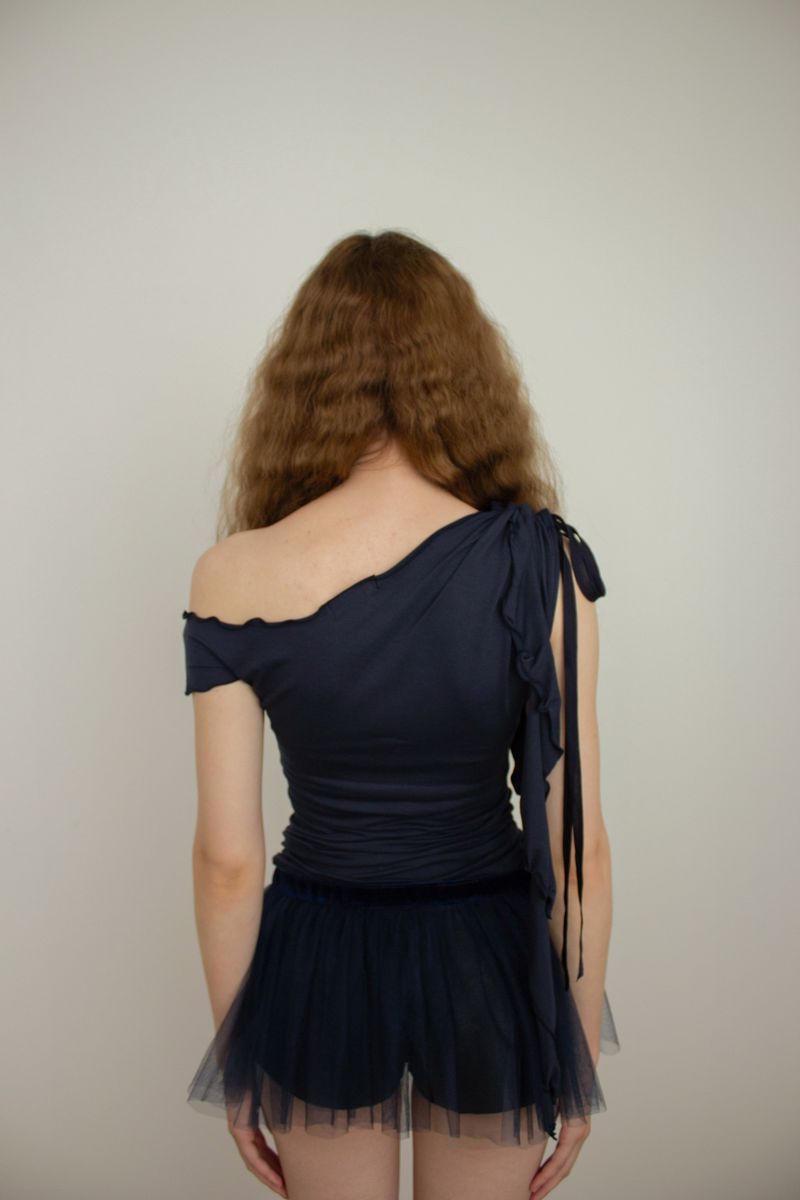 ONE SHOULDER RUFFLE TRIM TOP / NAVY