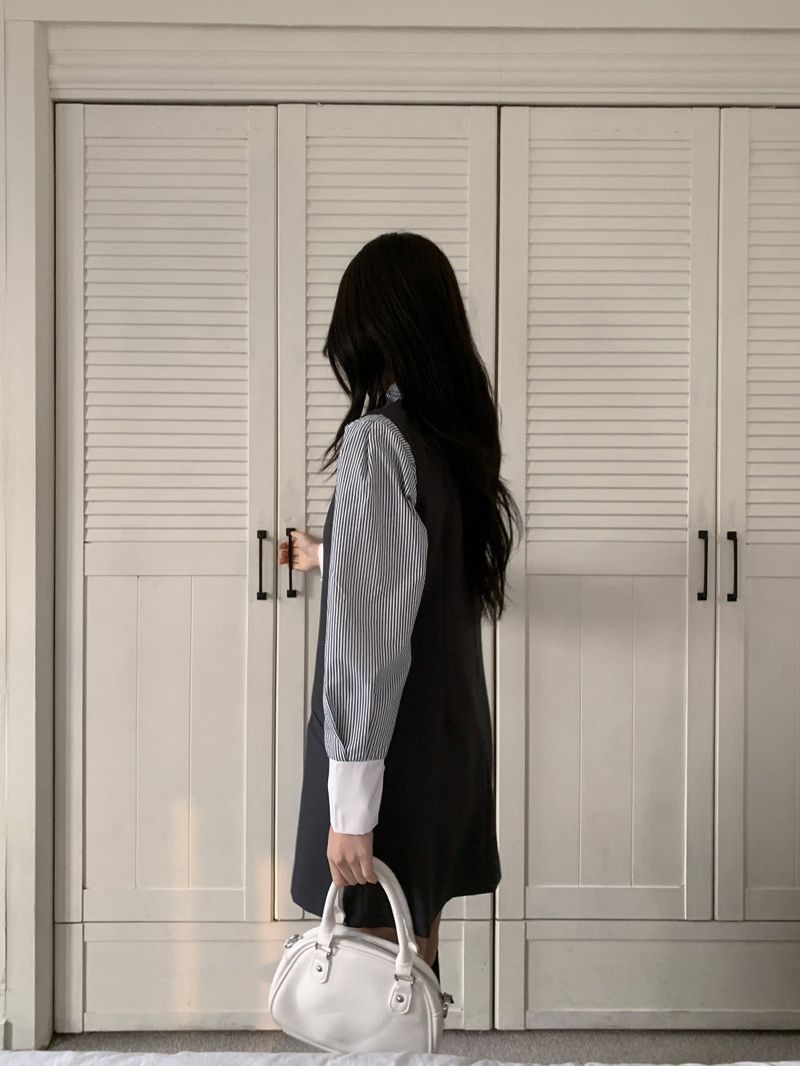 Classic Mae Simple Line Two-Pocket Mini Dress