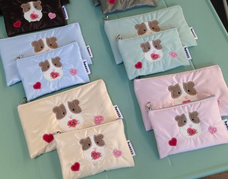 <The Heart-Stealing Guinea> pouch(s,m)