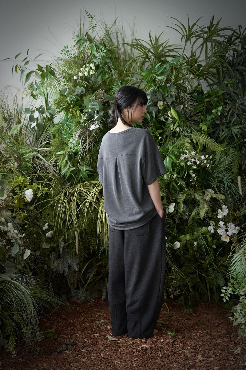 ESSENTIAL PLEAT U-NECK 1/2 TEE (Charcoal)