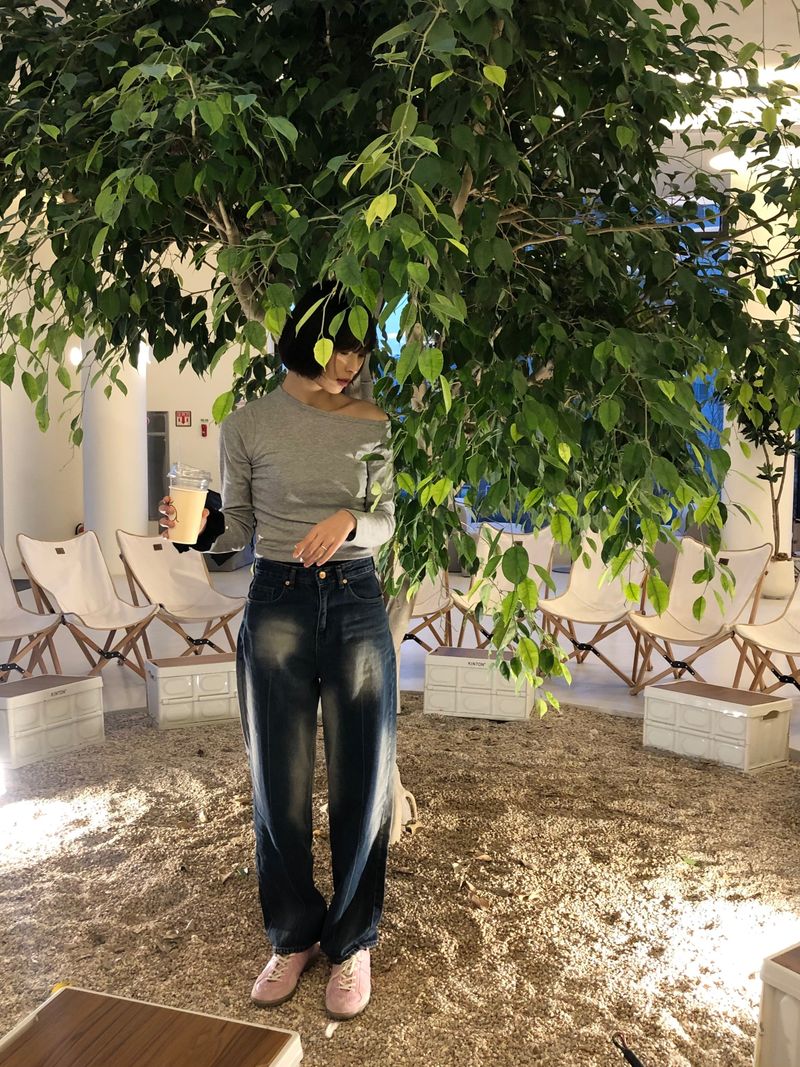Funny diagonal slim off-shoulder T 
