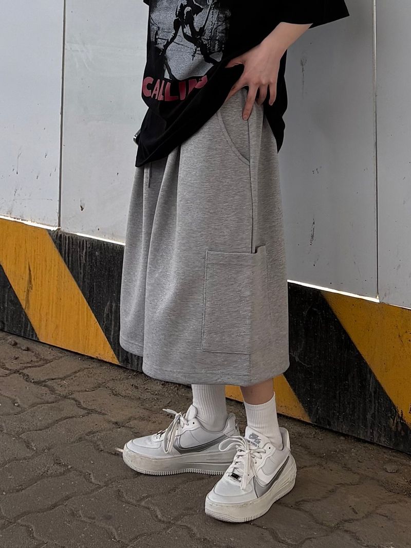 one-pocket lettering bermuda pants