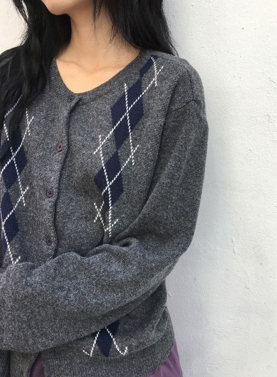 26FW★ [BAONHAUS] Nea Round-Neck Argyle Cardigan