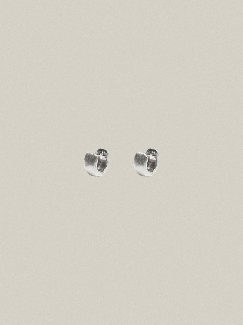 partez(パルテ)の「Mini Matt Huggies Silver(Accessories)」