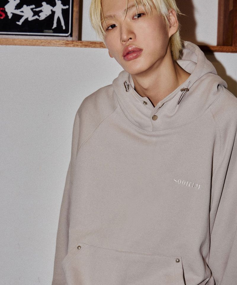 sookim（スキム）の「スナップロゴバルーンフーディ_ベージュグレー（トップス）」