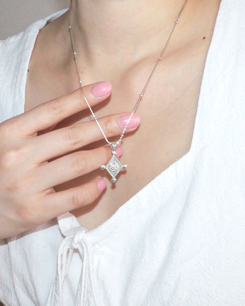 [MADE] lovely rose. rose frame necklalce