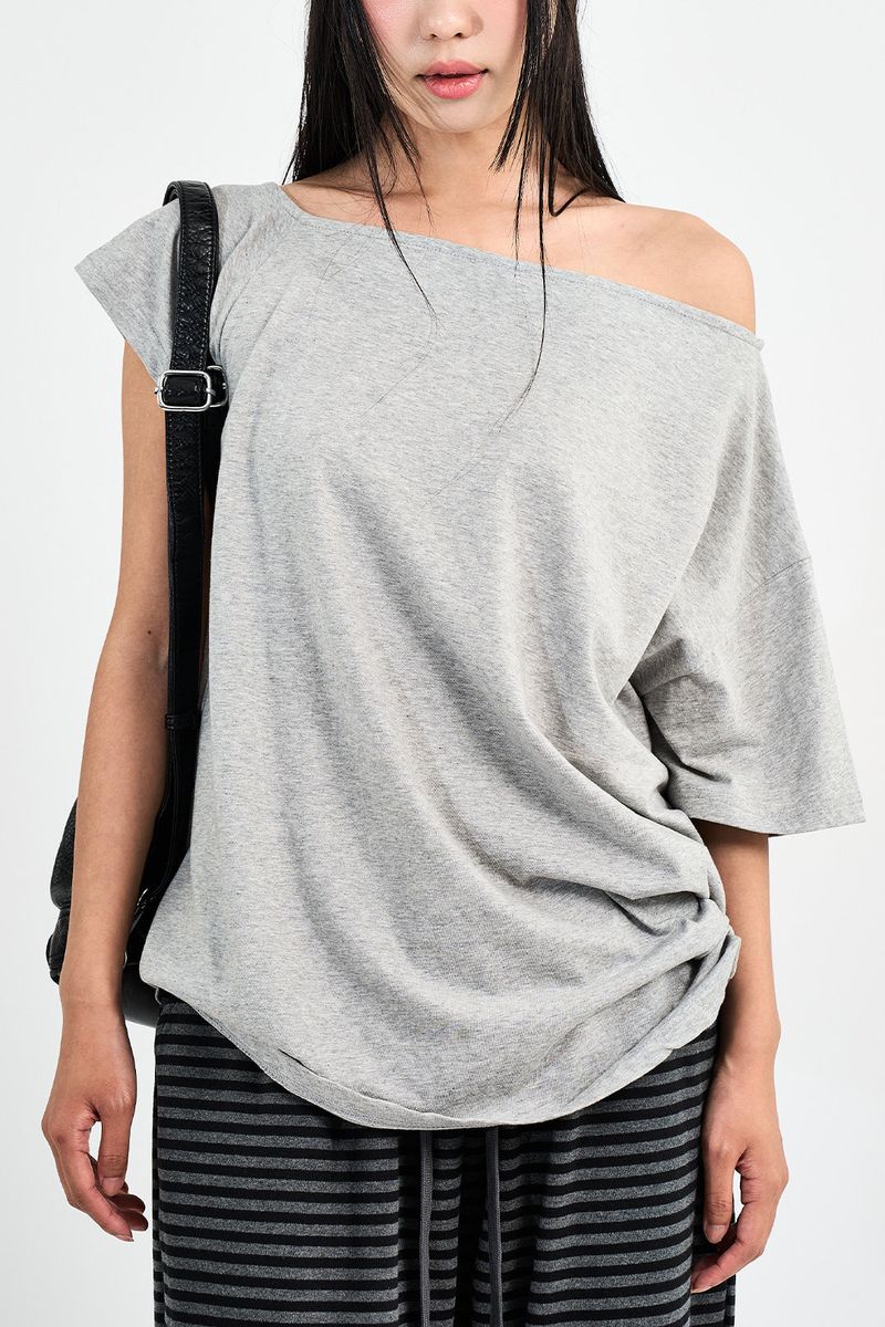 オフショルダーボクシーTシャツ