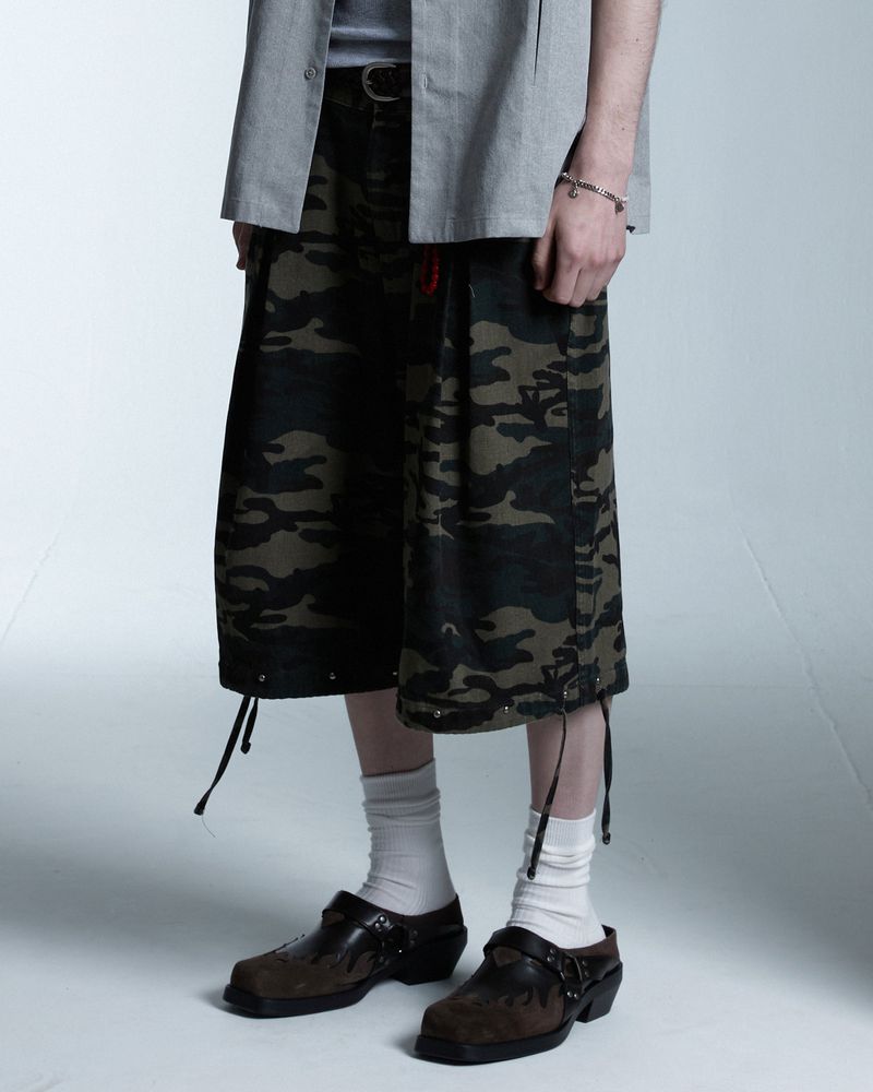 AAMBITION（アアンビション）の「インバーティドプリーツリベットバミューダパンツ(Camo)（パンツ）」