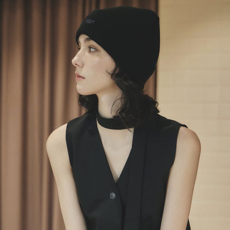 VARZAR Chain Logo Natural Beanie / Black