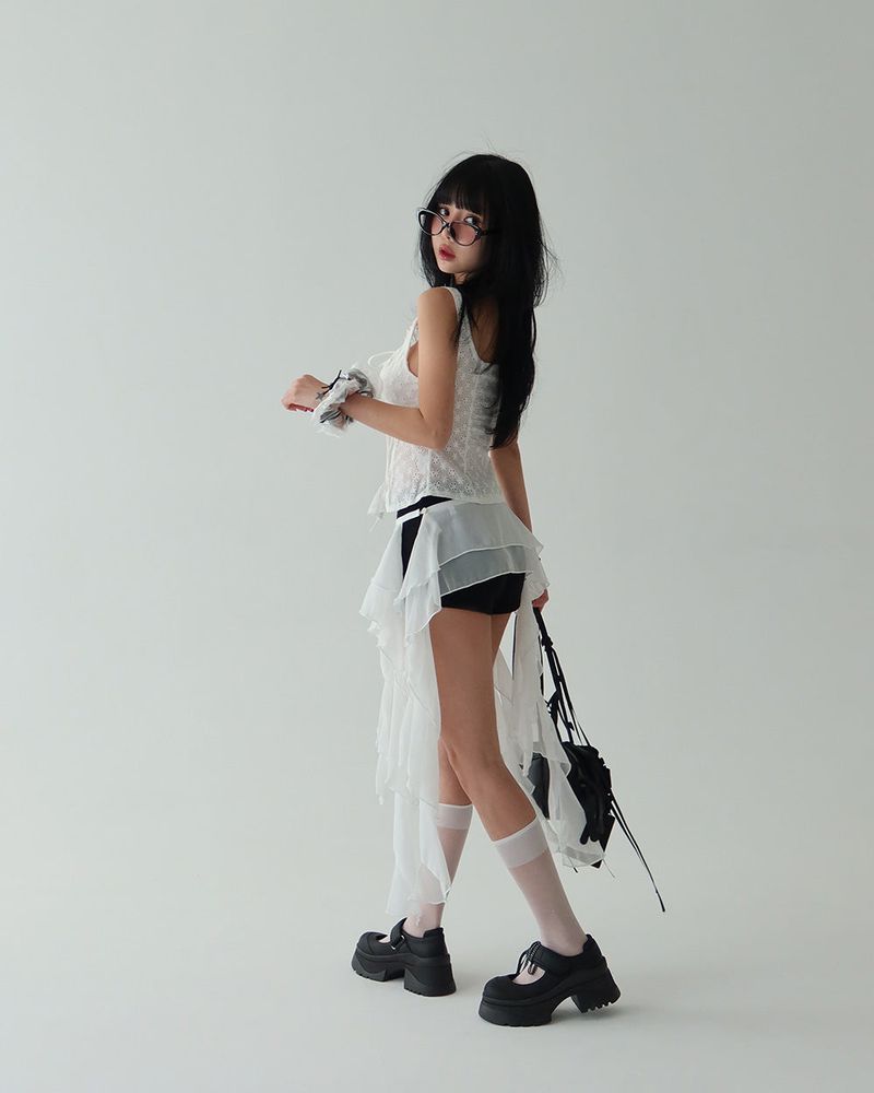 a bean button punching bustier blouse