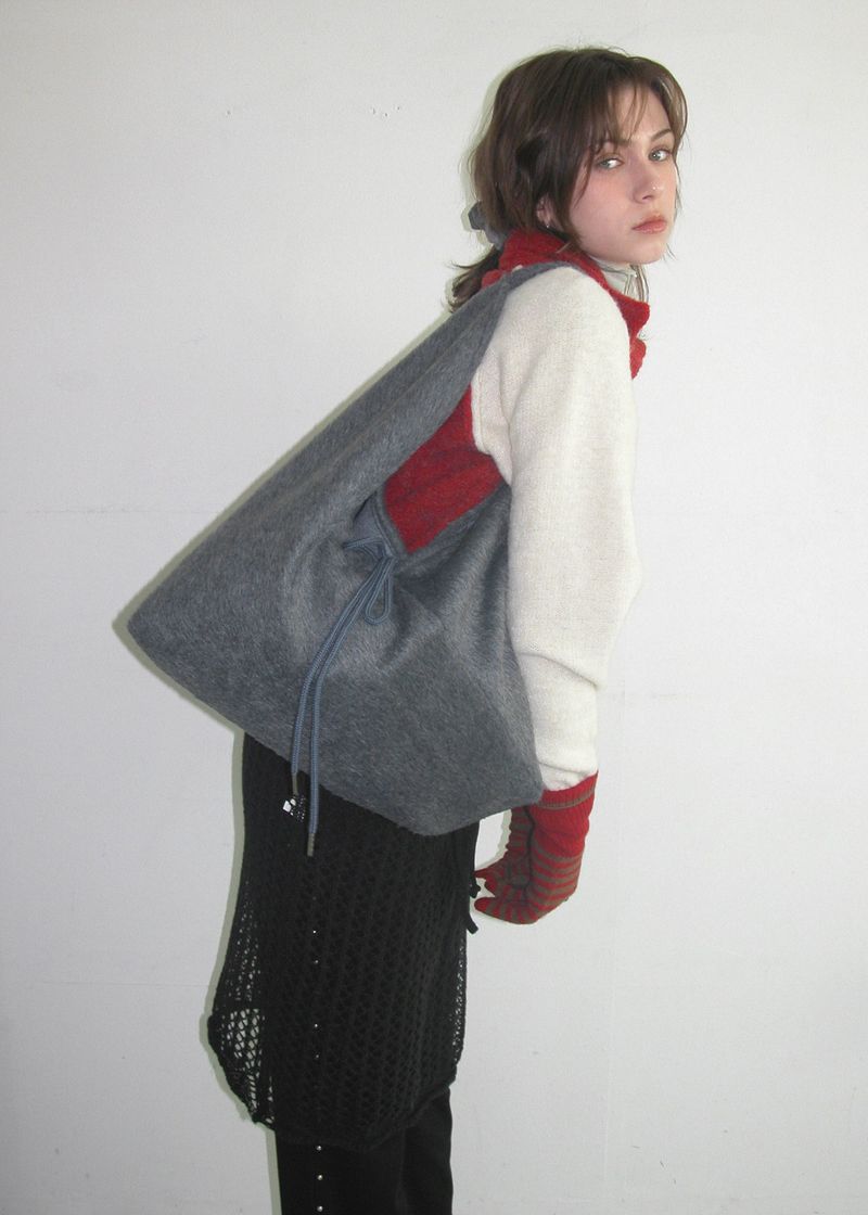 VOOR(ボル)の「Jeanne Angora Fur Shoulder Bag_Melange Grey(Bags)」