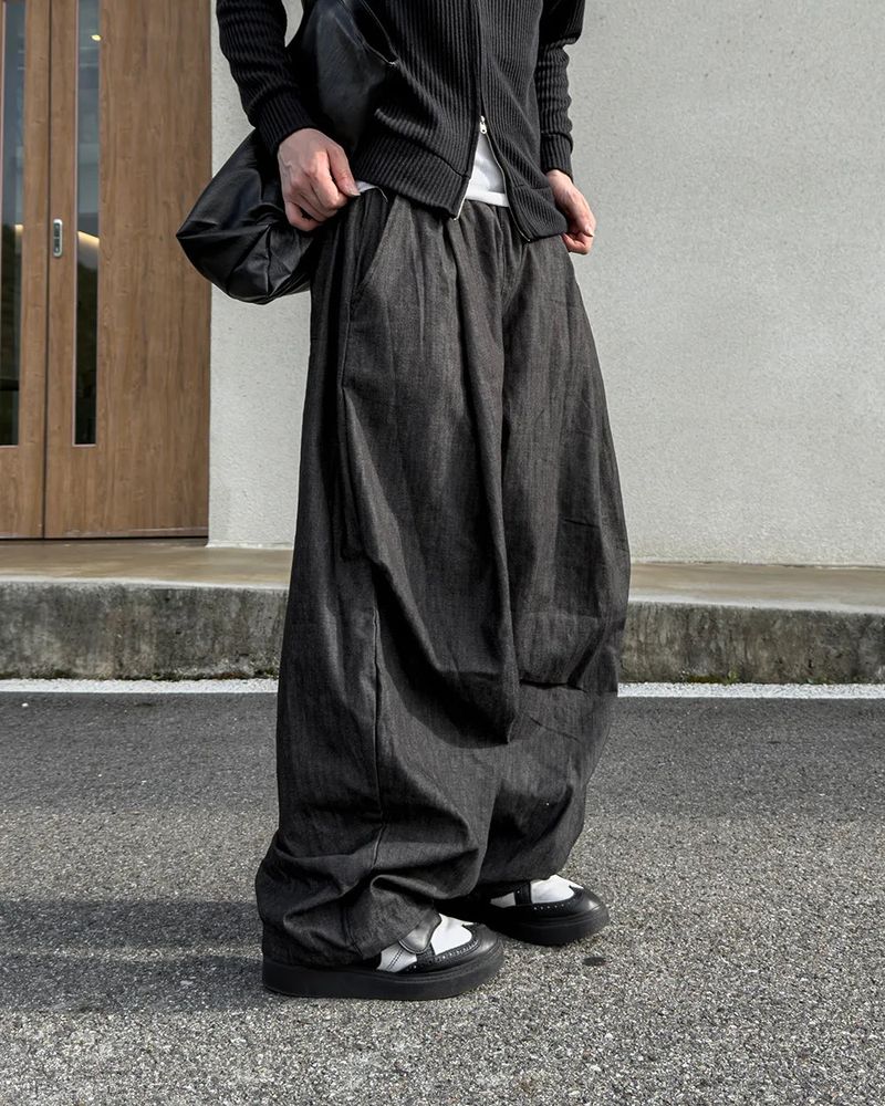 Howt Over Curved Denim Pants