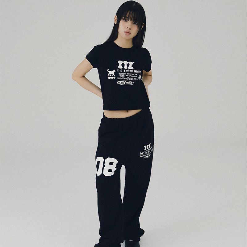 ITZAVIBE（イッザバイブ）の「08 MINI LOGO SWEAT PANTS - BLACK（Pants）」