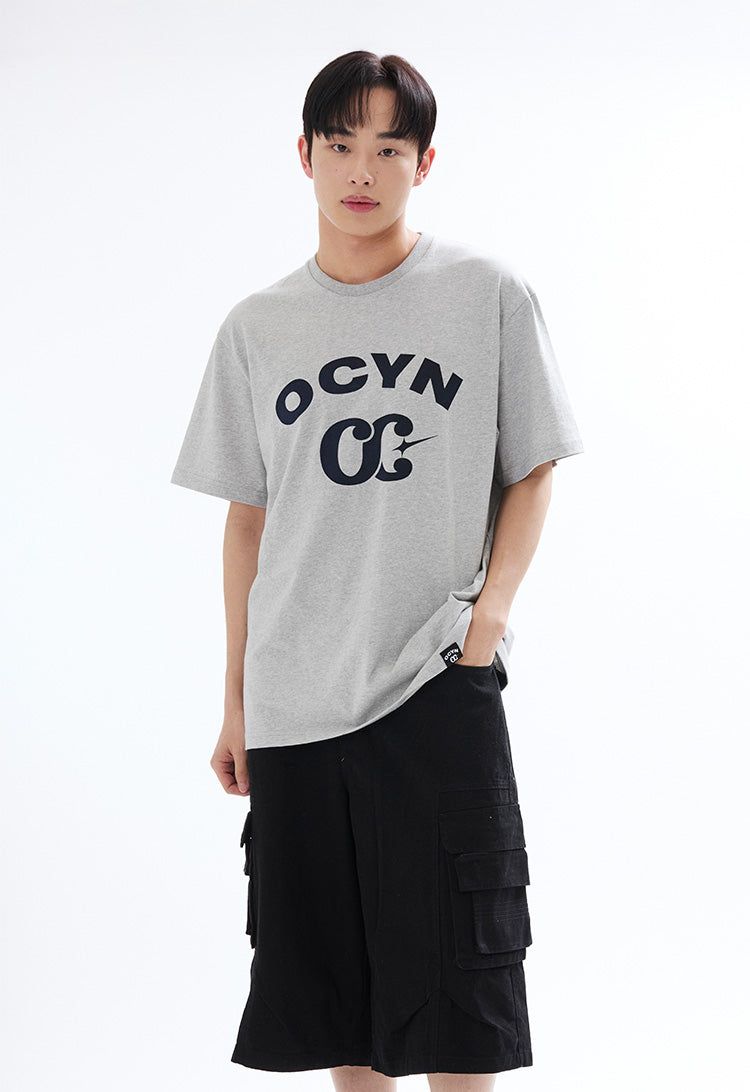 OFCOURSEWHYNOT（オブコースワイノット）の「ベーシック ロゴ Tシャツ ミランジェグレー（トップス）」