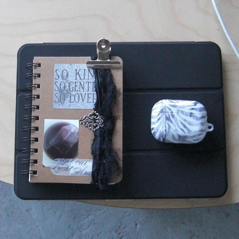 [MADE] zebra glossy hard airpod/buds case (gray)