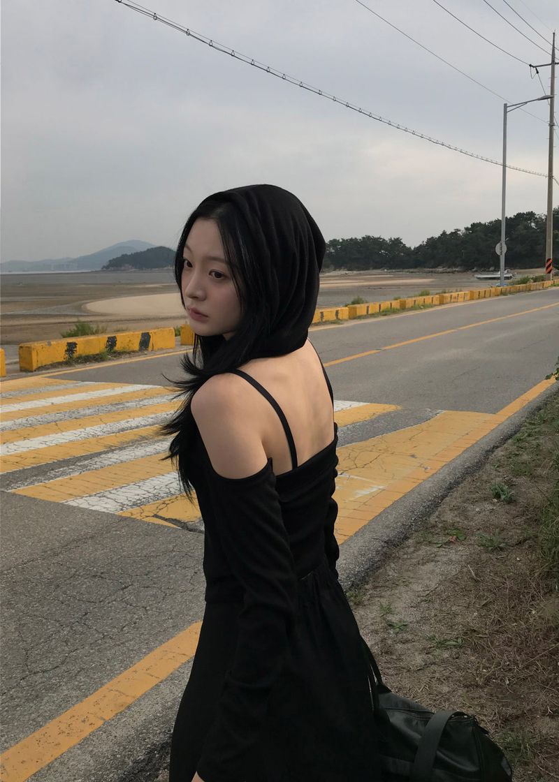 WOOHWA（ウファ）の「 CROP HOOD OFF TOP（Tops）」