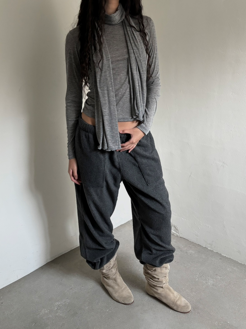 Angela muffler T-shirt