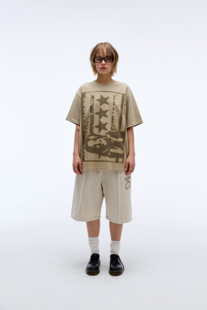 ER(EEERRR)（イーアール）の「サウンドウェーブアートワークダメージウォッシングTシャツ (ベージュ)（トップス）」