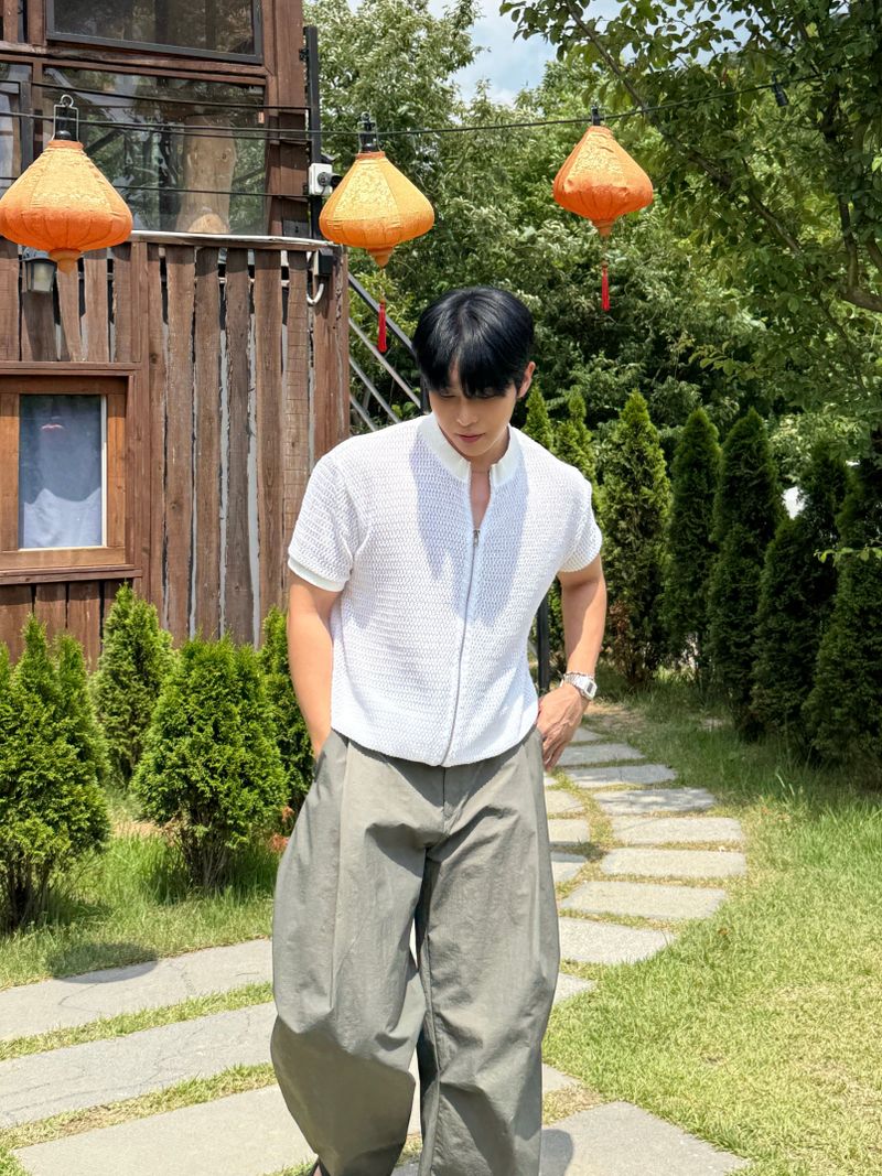Half-neck punching zip-up cardigan