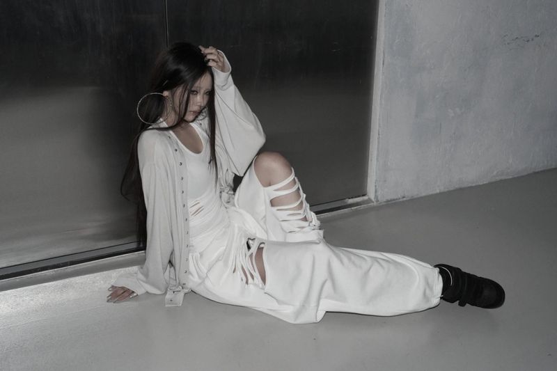 [label] hand-cut damage halterneck sleeveless (white)