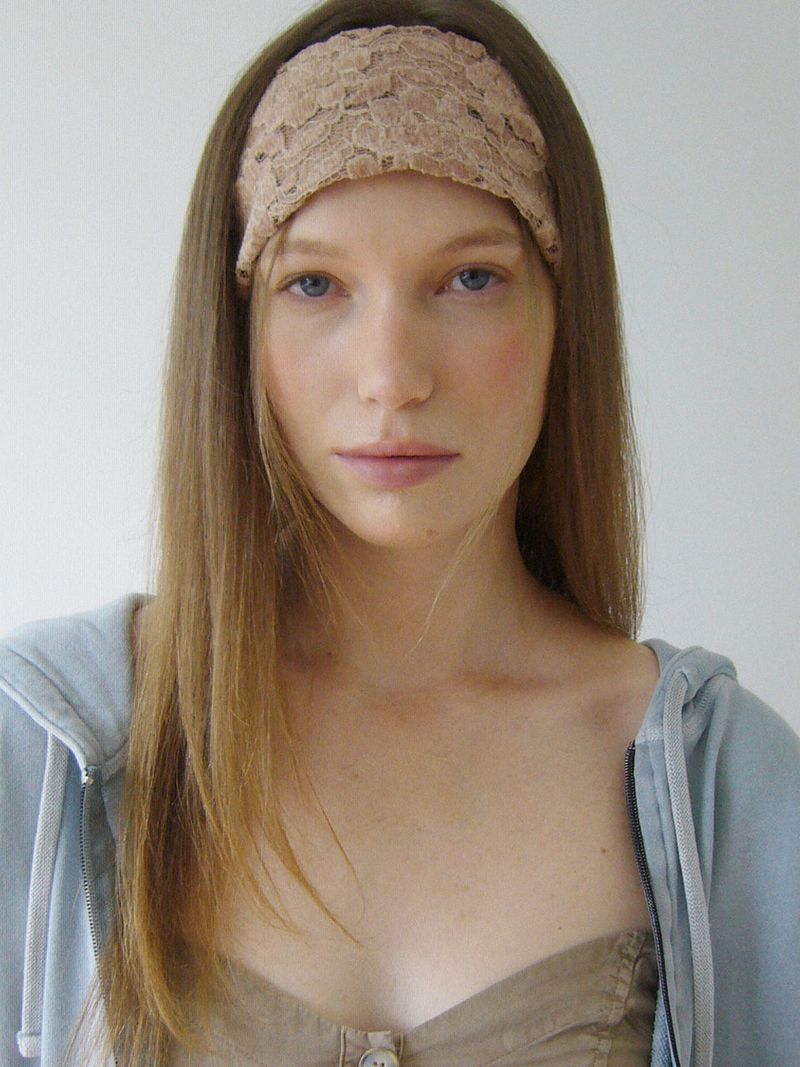 VOOR（ボル）の「ベルベット ガーデン ヘアバンド ローズベージュ（ヘアアクセサリー）」