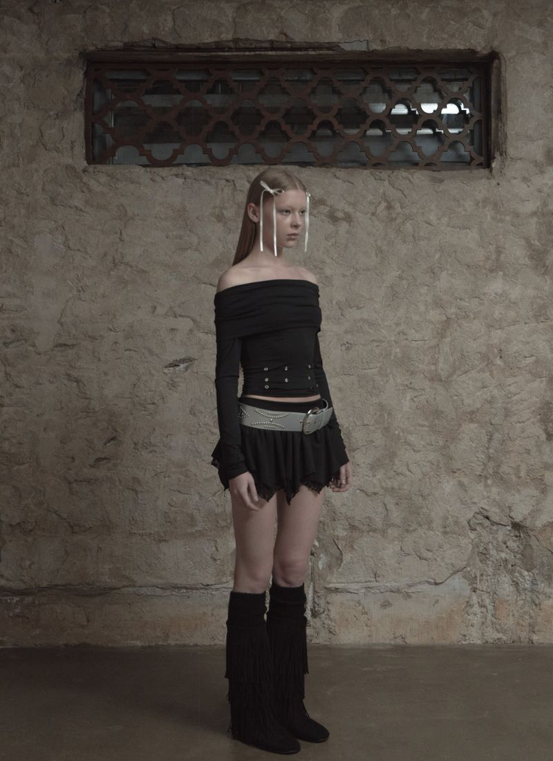 Eyelet off shoulder T (Black)