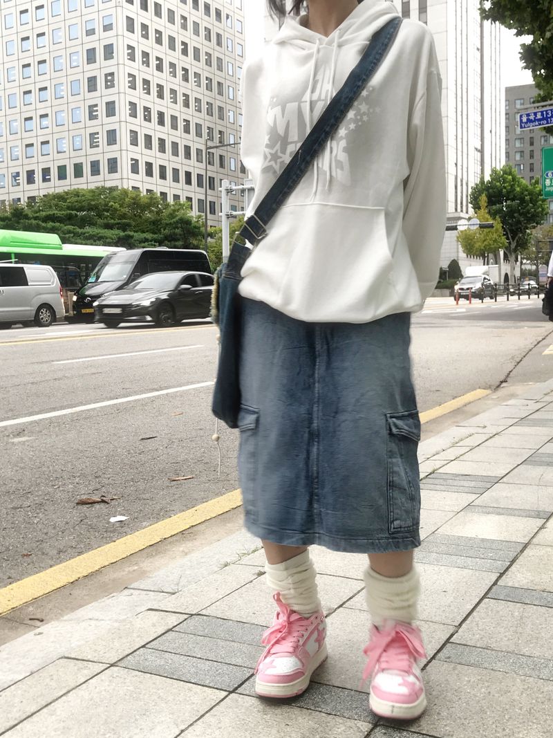 heenytsuki（ヒニツキ）の「medium blue washing cargo midi skirt（Skirts）」